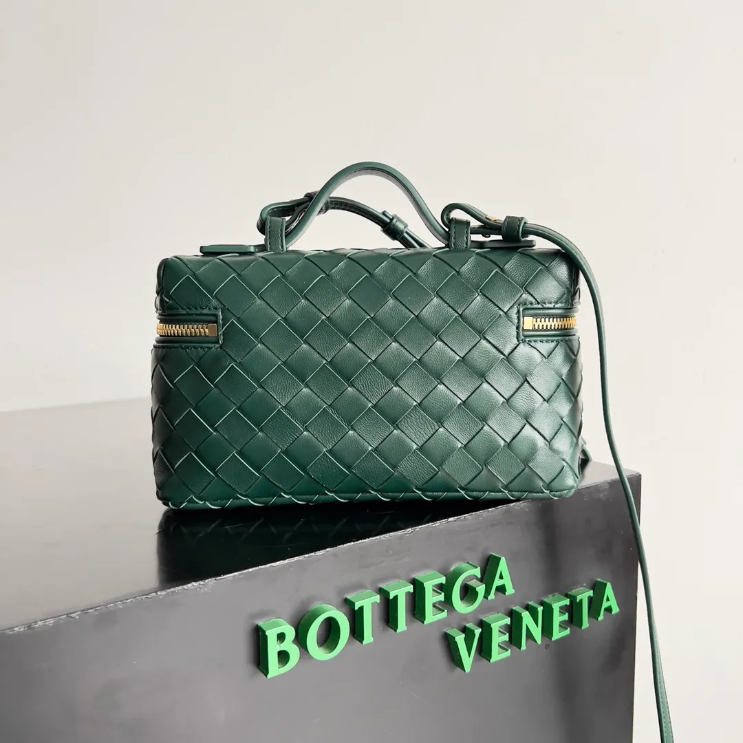 Batch 1360 Bottega Veneta 24 spring and summer woven zipper crossbody bag. A crossbody bag that can be used as a cosmetic bag. The exquisite weaving and compact body are an indispensable accessory for the upcoming summer. The double zipper also better protects the bag. It has a large capacity. If you like it, don’t miss it. Style number: 789109 Size: 22*12.5*5cm